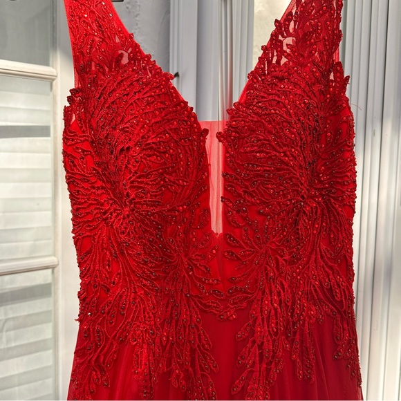 BASIX BLACK LABEL
D9267L
SLEEVELESS BEADED EMBROIDERED GOWN - Picture 4 of 14